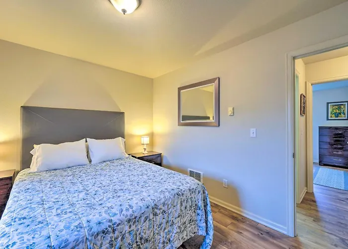 Anacortes Cottage W/ Fireplace, Walk To Town & Bay