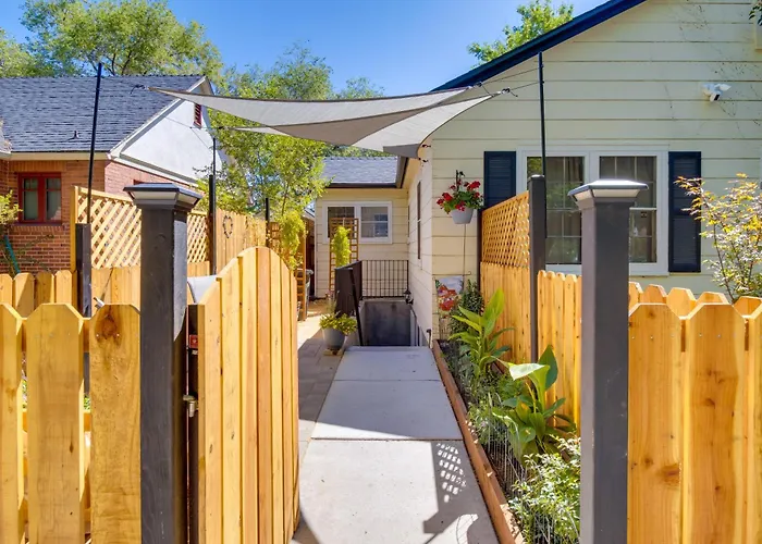 Ski & Hike: Cozy Dtwn Reno Studio W/ Fireplace