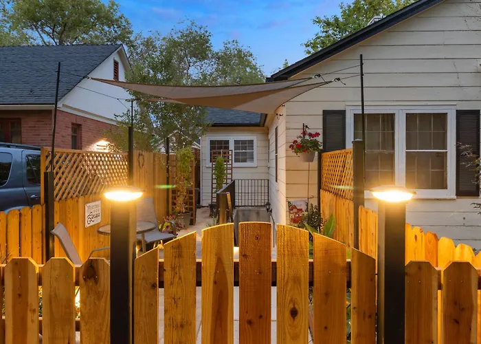 Ski & Hike: Cozy Dtwn Reno Studio W/ Fireplace