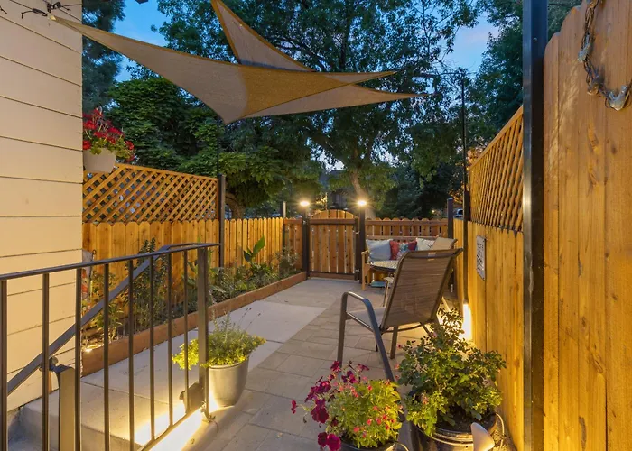 Ski & Hike: Cozy Dtwn Reno Studio W/ Fireplace