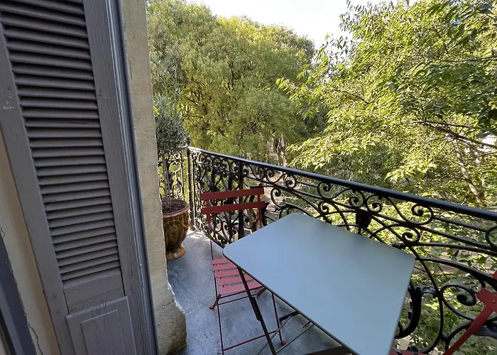 Nimes , Appartement Renove Dans Immeuble Classe.