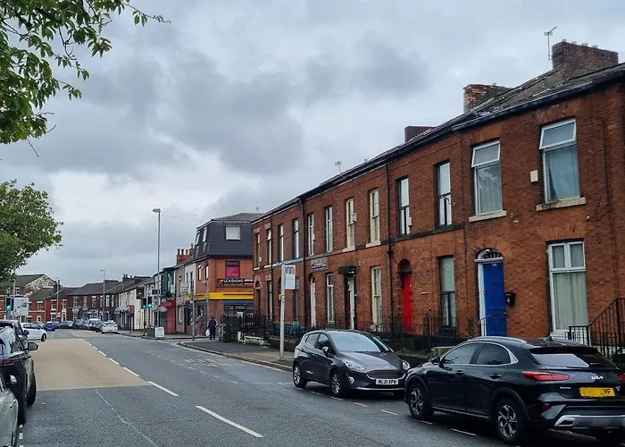 Spacious Apartment Near Rochdale Centre Train Tram Bus Free Parking Fast Wi-Fi