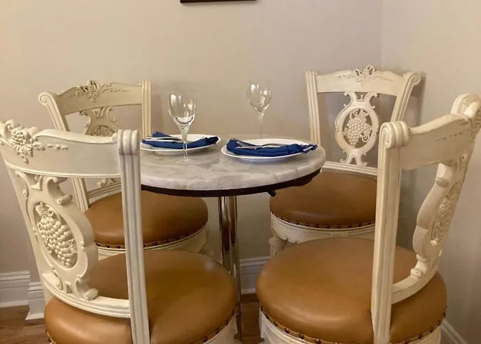 Pineapple House, Spacious 1St Floor Apartment! City Center! 96 Walk Score! Free Parking!