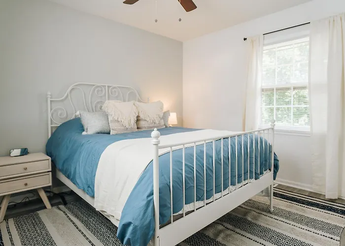 Tranquil Luxury: Modern Comfort!