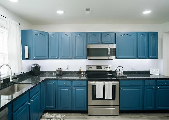Tranquil Luxury: Modern Comfort!