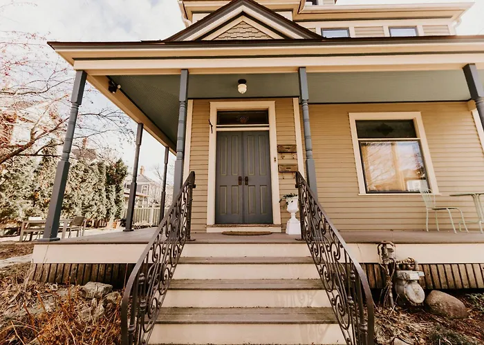 Retro Gem Box Victorian Steps From Irvine Park