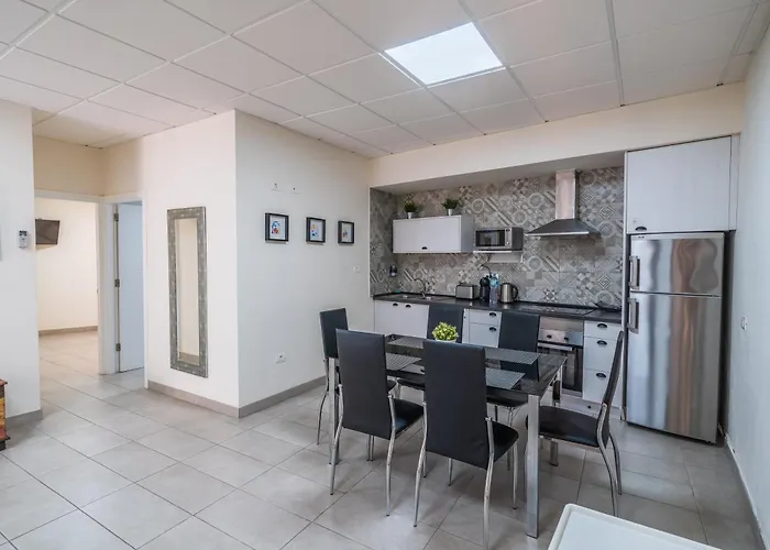 El Puente Holiday Home -Airport