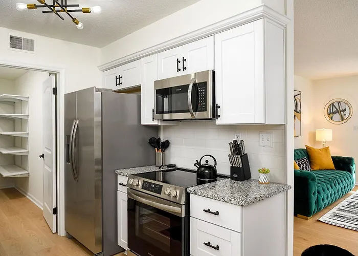 Emerald Retreat - Central & Stylish - 2 Br/2 Ba
