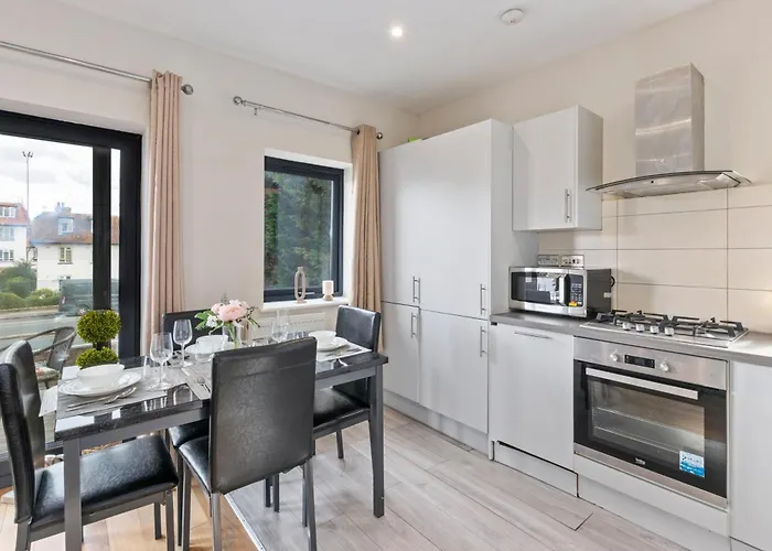 Modern One-Bedroom Flat In Morden Sm4, London