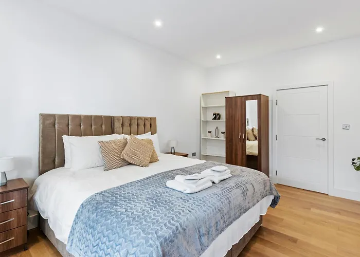 Cozy One-Bedroom Retreat In Morden Sm4, London