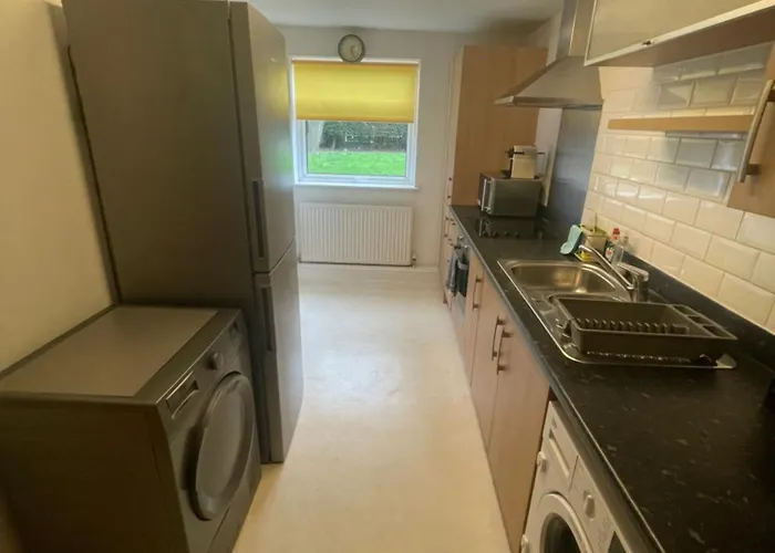 Spacious Apartment Near Heathrow With Allocated Parking