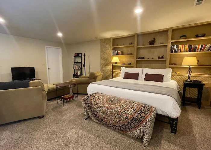Couples Retreat With Hot Tub, Sauna And Steam Room