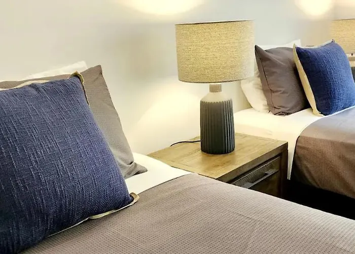 2Br The Lakes Resort Escape, 4 Pools 5 Min Airport