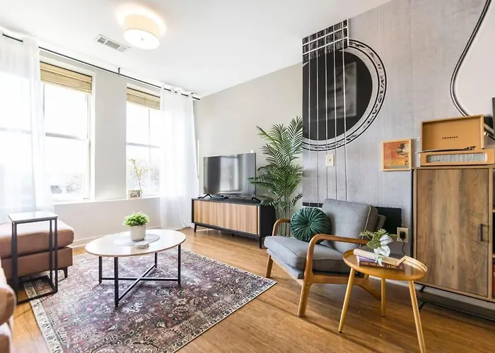 Chic Cherry St Stay, Walk To Downtown Eats