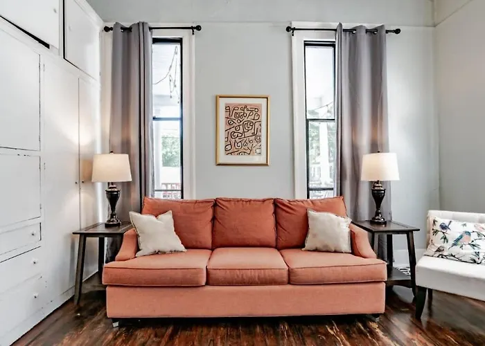 Mins From Downtown & Dining, Dauphin Darling 2
