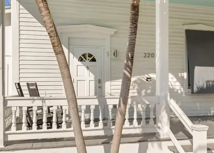 Mesa House, Uno-Perfect Location