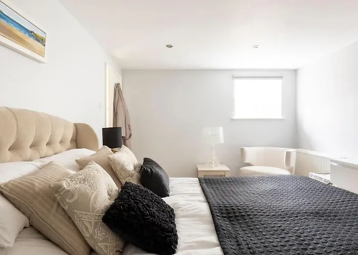 2 Double Bedroom Large Modern Self Contained Apartment Free Parking