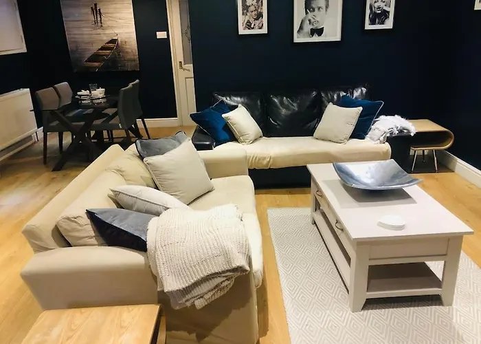 2 Double Bedroom Large Modern Self Contained Apartment Free Parking
