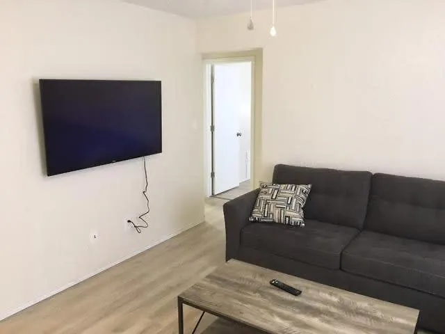 Cozy 1-Br Upstairs Apartment, Near Fort Sill!