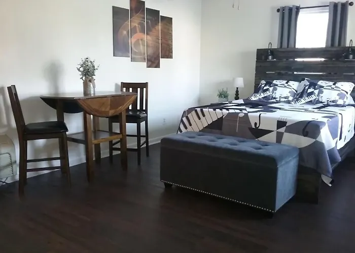 Music Studio Getaway, Close To Entertainment!