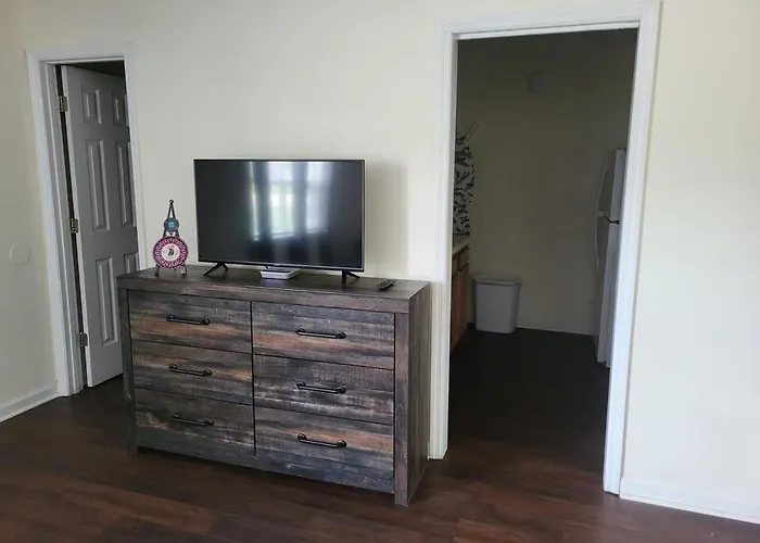 Music Studio Getaway, Close To Entertainment!