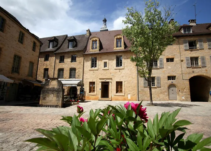 Le Grenier Du Chapitre Son Loft Avec Les Poutres Et L'Appartement Une Chambre Sans Les Poutres