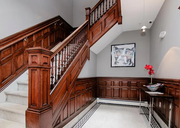 Large Studio W/ Queen And Sofa Bed..#38
