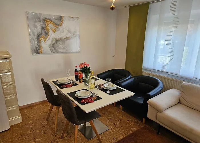 Rk79 Ferienwohnung: Garden Retreat with Pool near Klinikum and Transit