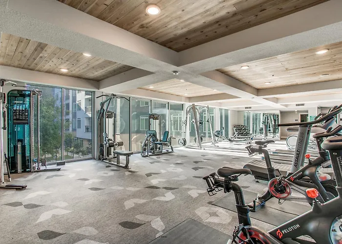 Luxury Condo Facing Riverwalk Free Parking Pet Friendly Centrally Located
