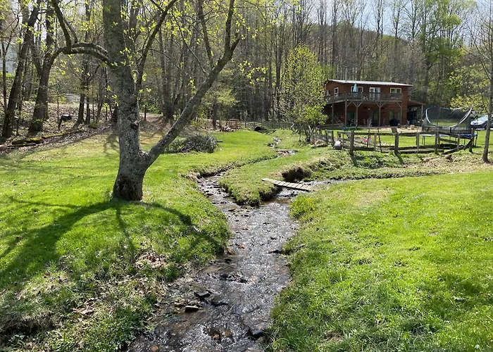 Creekside Getaway - King Bed - Full Kitchen