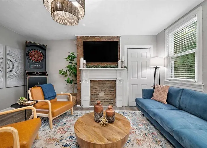 Cozy Southside Pitt Home W/ Pool Table +Yard