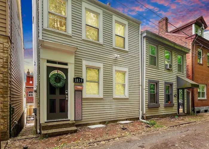Cozy Southside Pitt Home W/ Pool Table +Yard