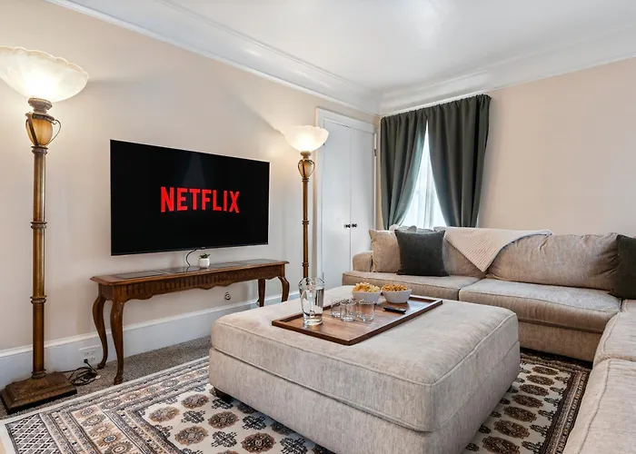 Beautiful Condo - King Bed - Free Waffle Breakfast