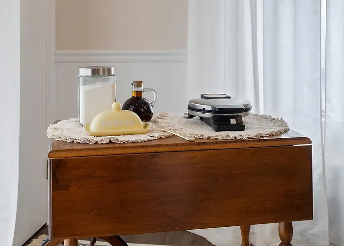 Beautiful Condo - King Bed - Free Waffle Breakfast