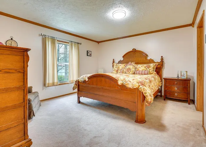 Serene Zanesville Getaway: Hot Tub, 2 Decks!