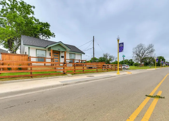 2 Mi To Dtwn: Chic Waco Studio W/ Fire Pit!