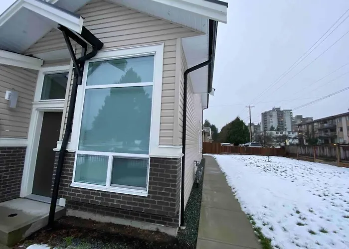 Burnaby Metrotown Two Bedroom Suite Walk To Metrotown Station, Metropolis & Crystal Mall