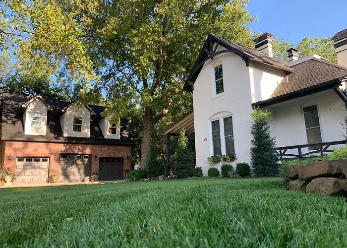 Carriage House On Historic Bentonville Square