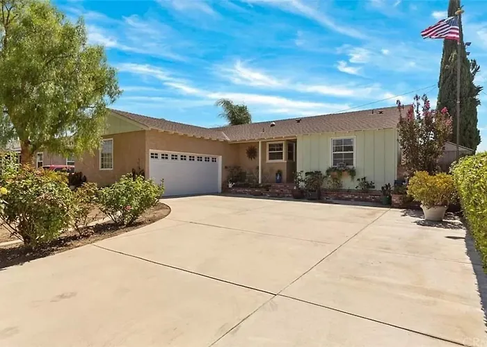 Spacious House W/ Backyard, 12 Mins Drive To Disneyland!