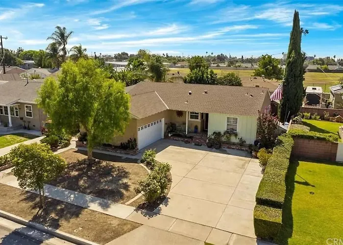 Spacious House W/ Backyard, 12 Mins Drive To Disneyland!