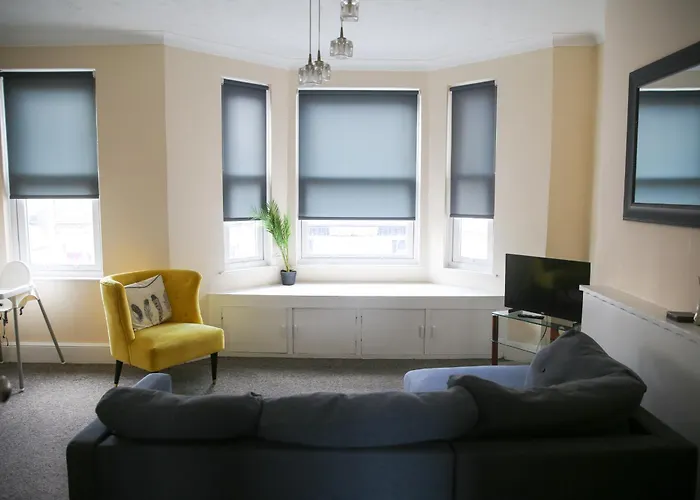 Contemporary 2 Floor Flat With Sea Views!
