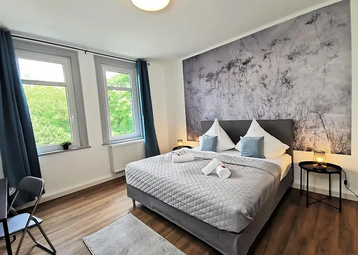 Bohnapartments: Stadtblick Zechenhaus mit Balkon und Parkplatz