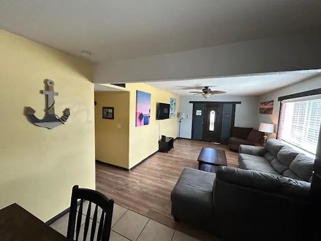 3 Bedroom, 2 Bath 1 Min Walk To The Beach