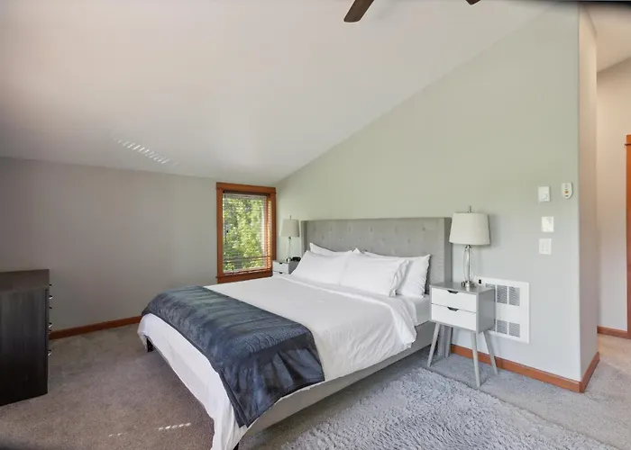 Charming 2Br Townhouse Near Green Lake