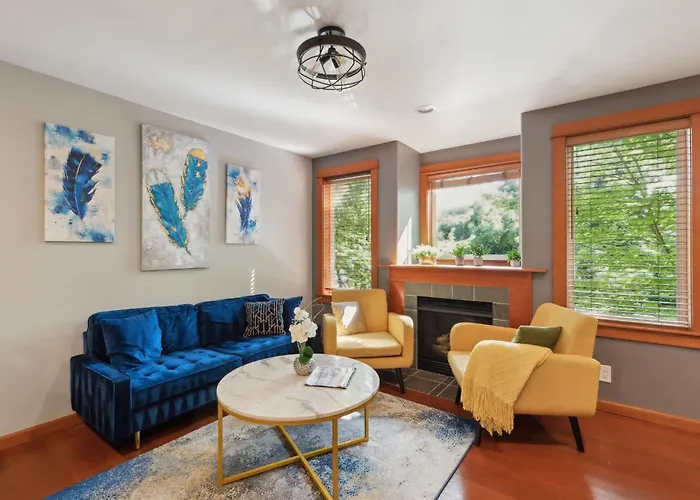 Charming 2Br Townhouse Near Green Lake