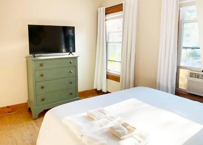 Cozy 3 Bedroom Getaway With Hot Tub