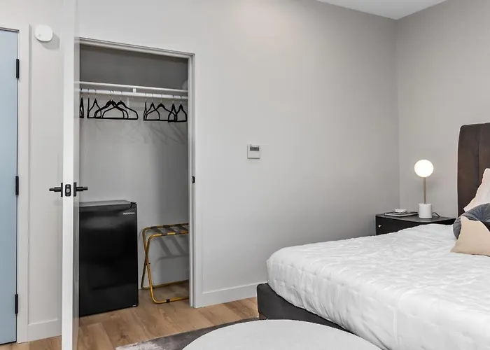 King Suite With Walking Distance To Night Life