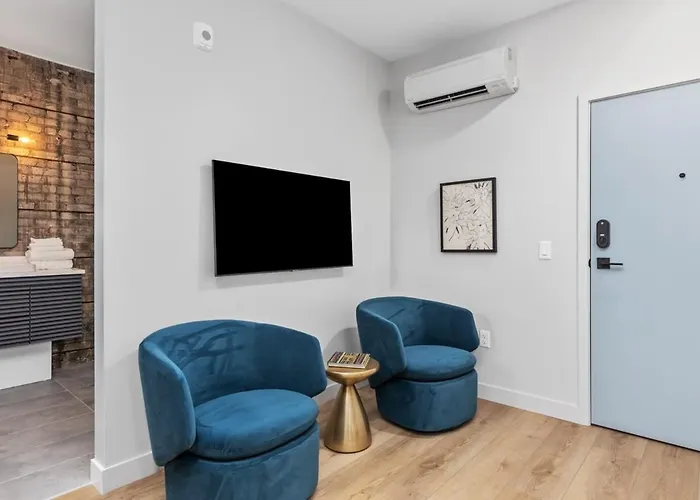 King Suite With Walking Distance To Night Life