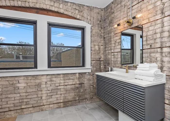 King Suite With Walking Distance To Night Life