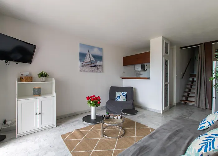 Spacieux Studio Cabine-Parking Gratuit-Clim-Proche Centre & Mer-Vue Port Lgm